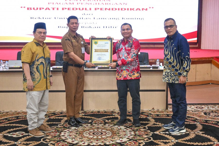 Bupati Rohil Terima Penghargaan Anugerah Peduli Pendidikan dari Unilak