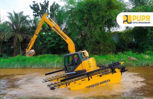 Keruk Sungai Sail, Excavator Amfibi Mulai Dioperasikan Tahun Depan