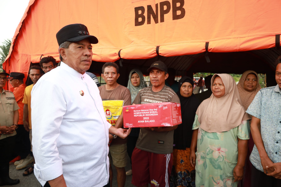 Bupati Alfedri Temui Warga Korban Banjir dan Serahkan Bantuan