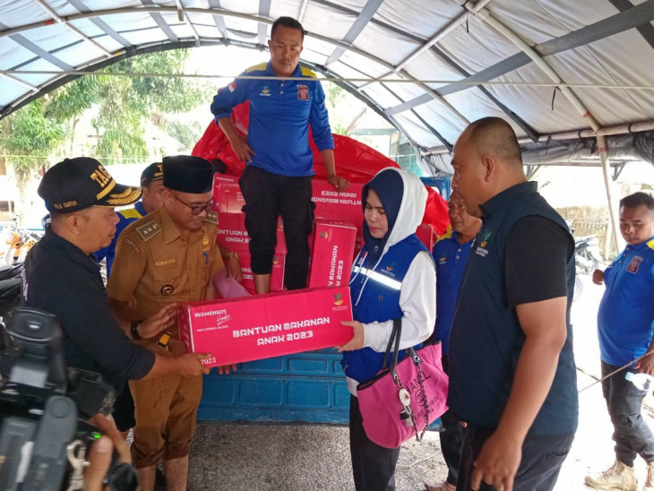 Bersama Kementrian Sosial, Pemda Kampar Salurkan Bantuan Dampak Banjir di Desa Buluh Cina