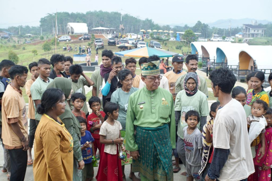Kunker ke Kecamatan Kemuning, Bupati Wardan Temu Ramah dengan Warga Suku Anak Dalam