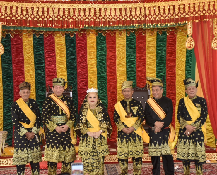 Bupati Kasmarni dan Wabup Bagus Santoso Resmi Sandang Gelar Kehormatan