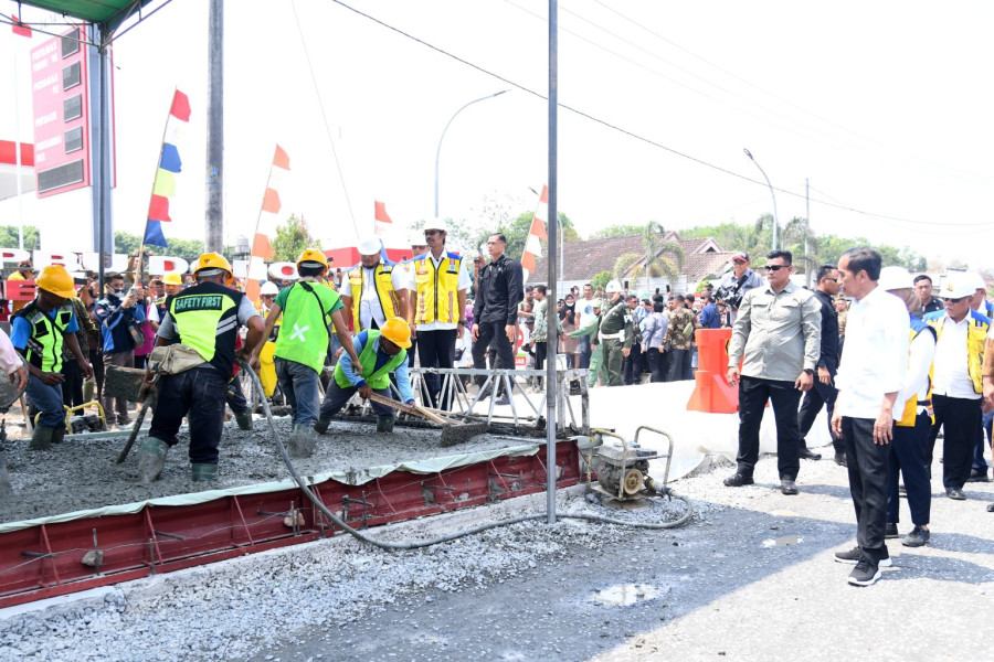 Presiden Jokowi Tinjau Proyek Rekonstruksi Jalan Rusak di Lampung Tengah