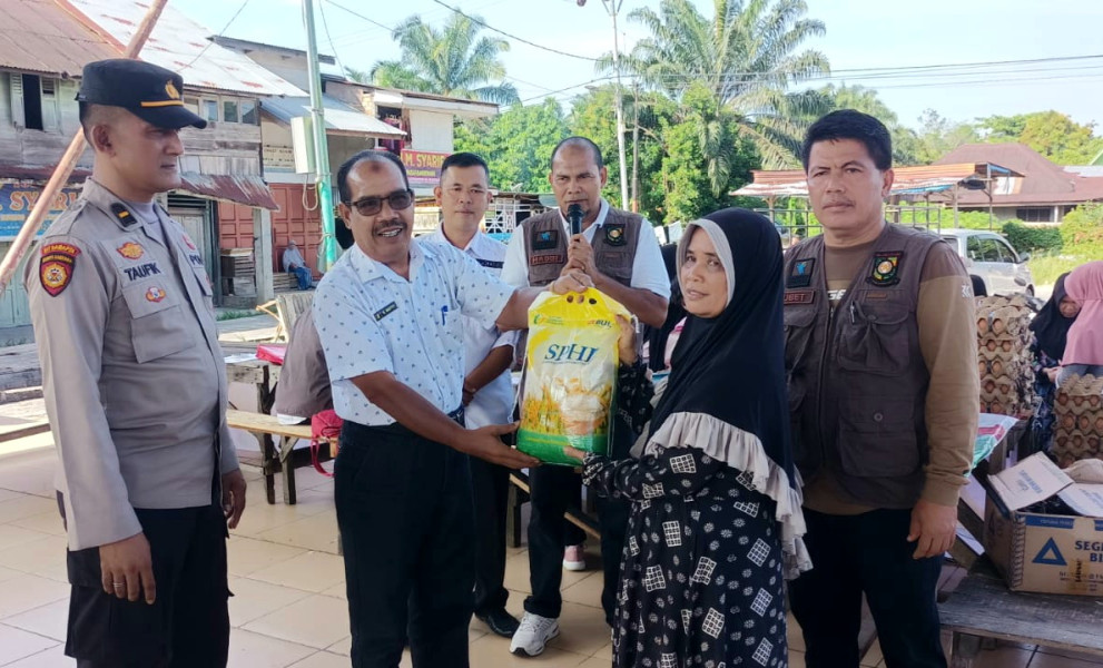 Tekan Inflasi, Disperdagkop dan UMK Kampar Gelar Operasi Pasar di Desa Rumbio