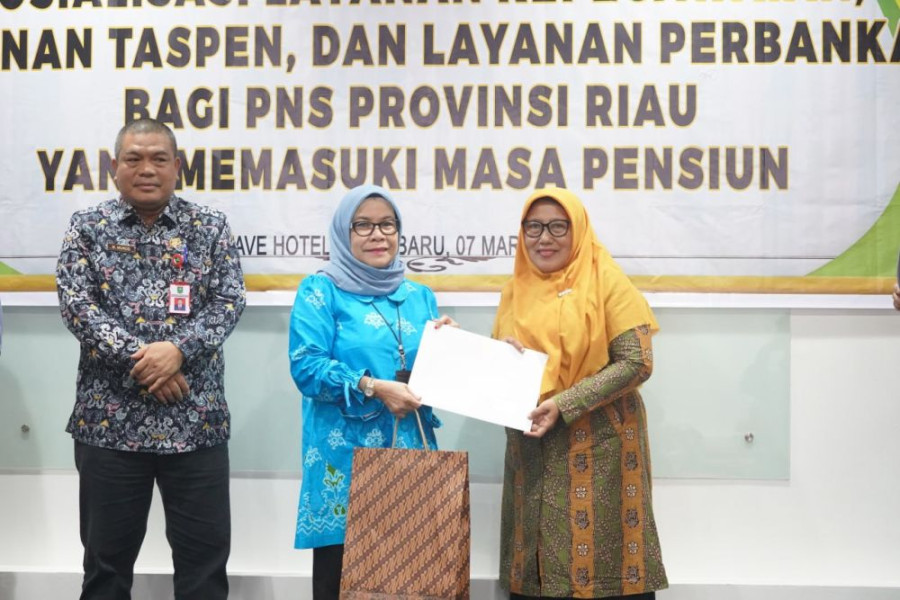 38 PNS Pemprov Riau Terima SK Pensiun