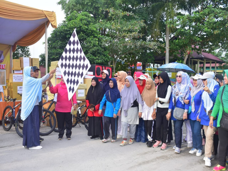 Pj Bupati Lepas Gerak Jalan Santai Berhadiah yang Digelar GOW Kampar