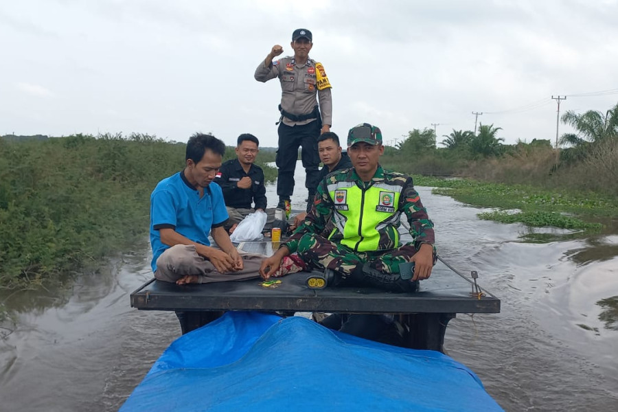 Petugas di Rohil Bawa Logistik Pemilu 7 Jam Lewat Jalur Darat dan Laut
