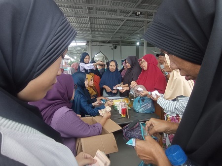 Warga Sungai Sibam Pekanbaru Berdesakan Antre di Pasar Murah