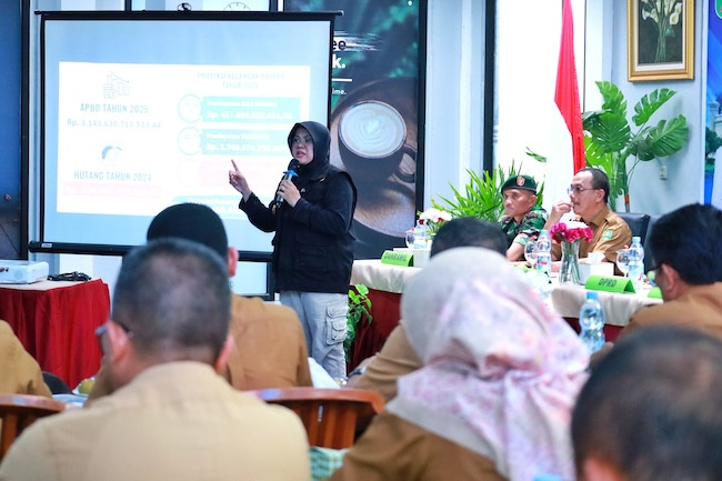 Bupati Siak Upayakan Bangun Jalan Satu Kecamatan 1 Kilometer
