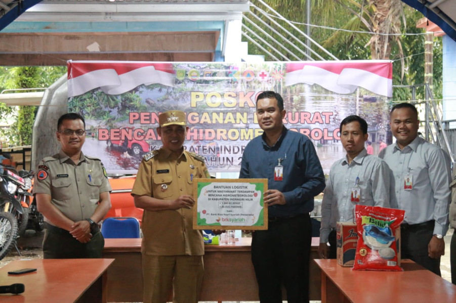 Pj Bupati Inhil Terima Bantuan 1 Ton Beras dan 66 Kardus Mie Instan dari BRK Syariah