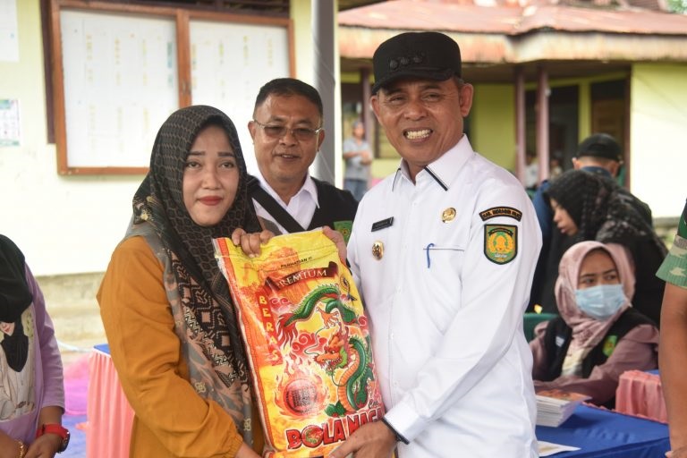 Kunker ke Enok, Pj Bupati Tinjau Operasi Pasar Murah