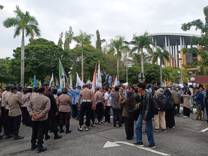 Kecoh Penjagaan Ratusan Polisi dan Satpol PP,  Mahasiswa Masuki Kantor Gubernur Riau