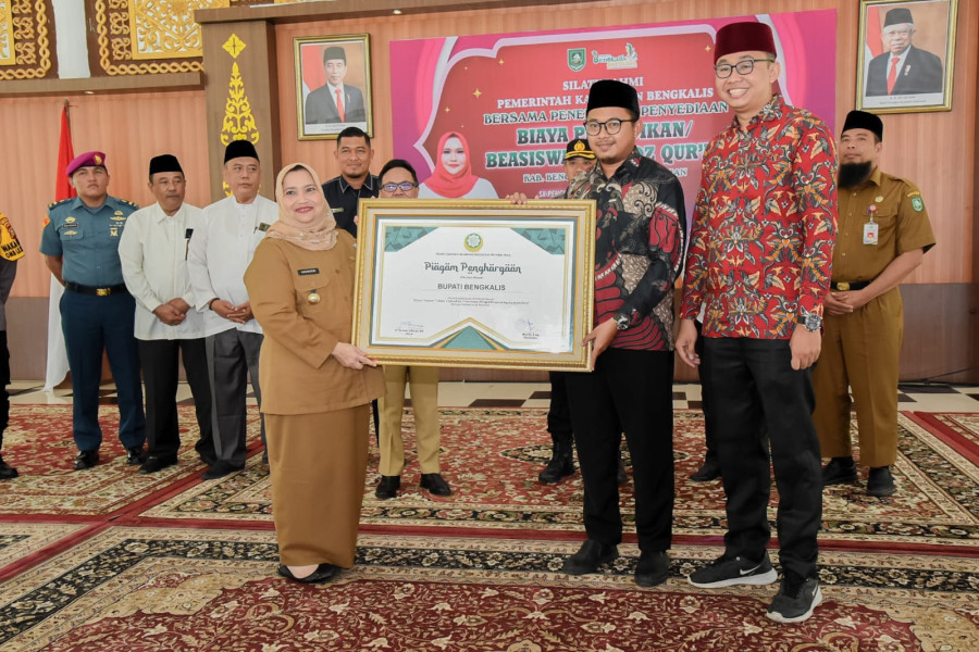Bupati Kasmarni Terima Anugerah Bidang Dakwah