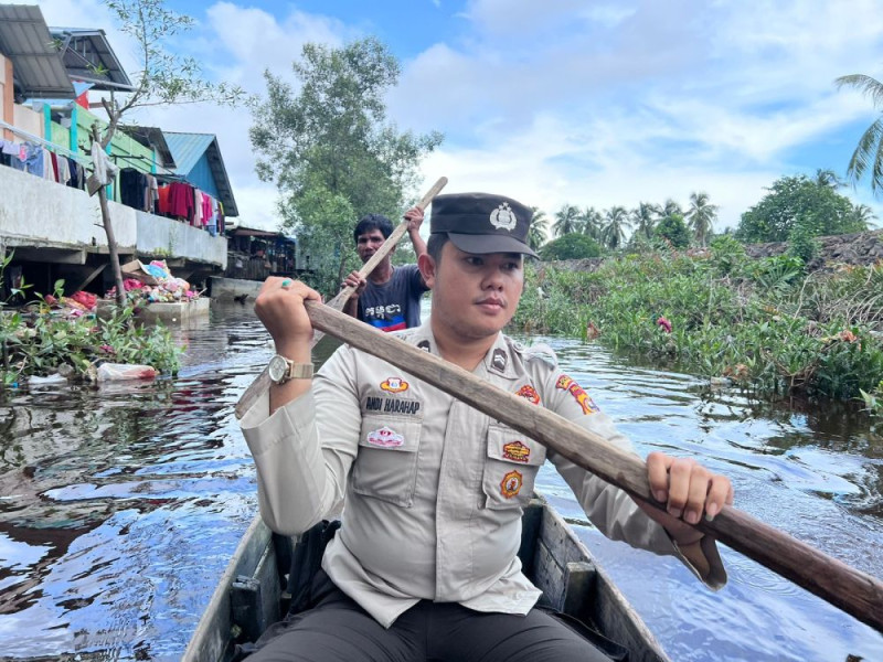 Polsek Pulau Burung Pakai Sampan Sosialisasi Pemilu Damai