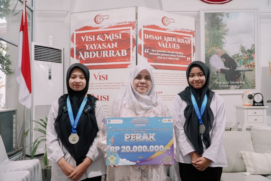 Lomba Karya Tulis Ilmiah FIKSI 2024, Siswa SMK Abdurrab Pekanbaru Raih Medali Perak