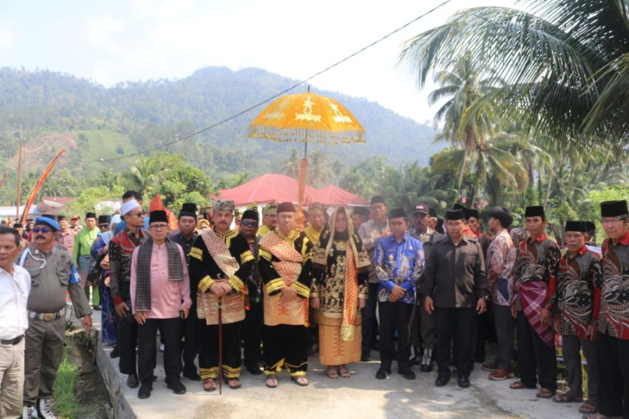 Gubernur Riau Syamsuar dan Isteri Diberi Gelar Adat Kaum Caniago Sumatera Barat