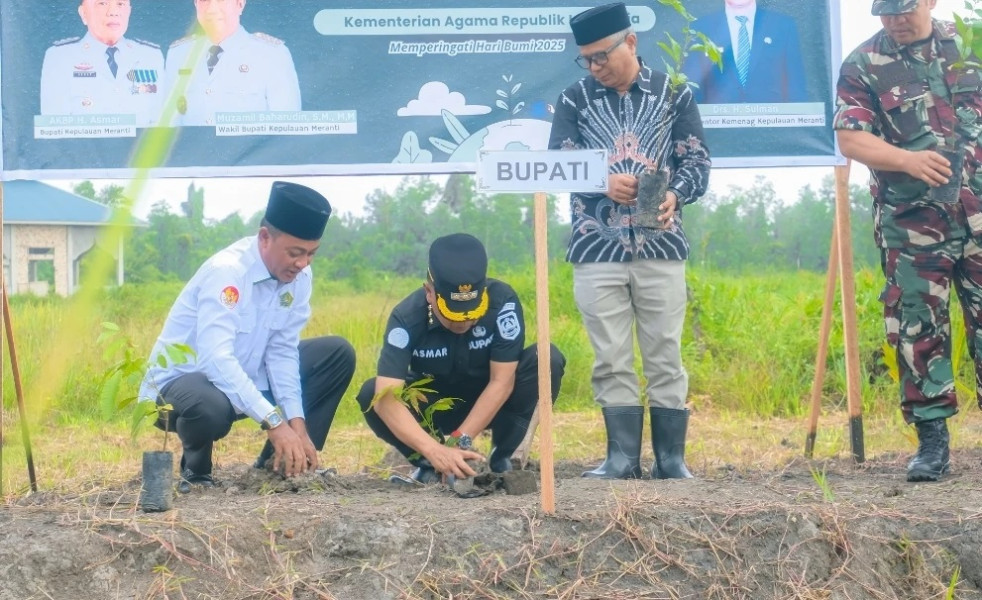 Peringati Hari Bumi, Bupati Asmar dan Kakan Kemenag Meranti Tanam Pohon di Desa Alahair